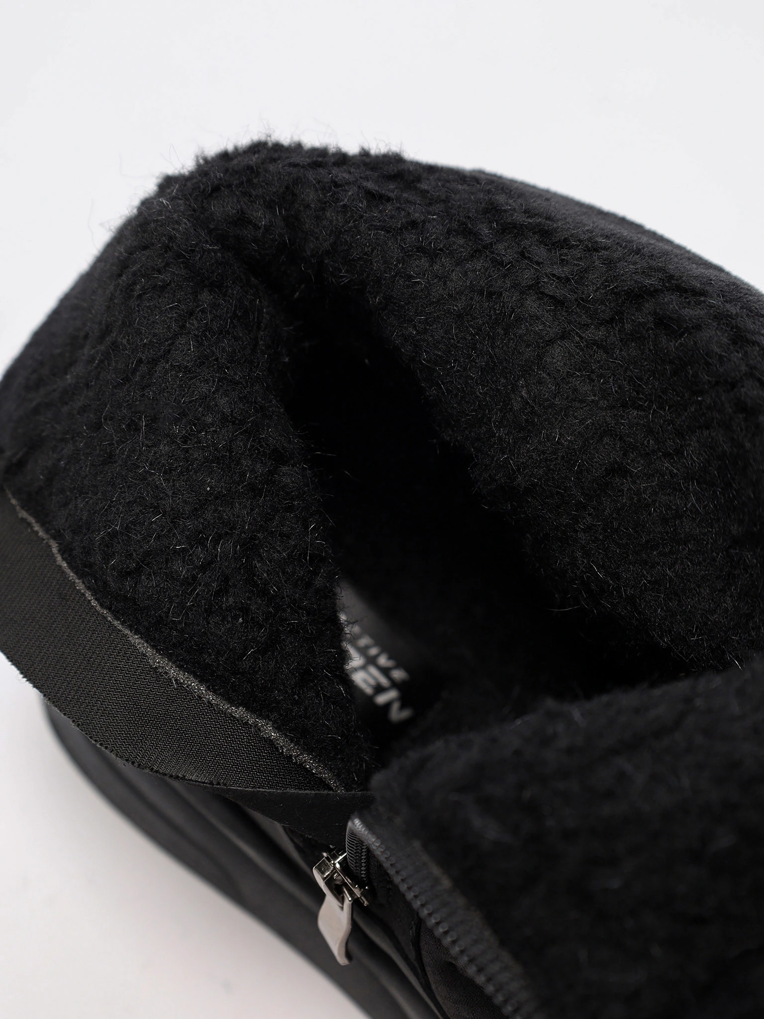 Дутики черного цвета на средней подошве